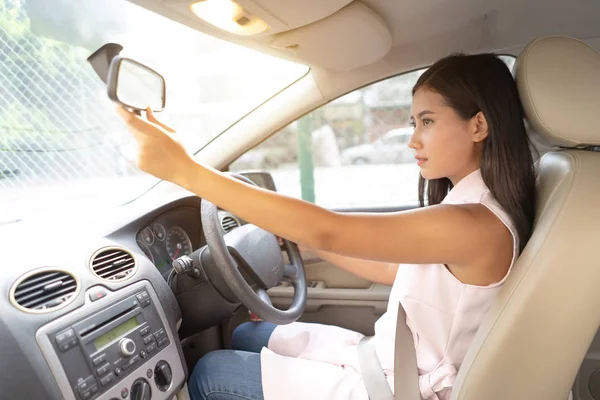 Giovane Donna Conducente Utilizzando Mano Regolazione Retrovisore Auto Specchio Controllare — Foto Stock