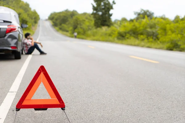 Yolun yanında bir araba arızası