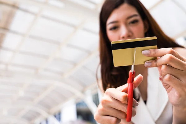 Mani Femminili Taglio Carta Credito Con Forbici — Foto Stock