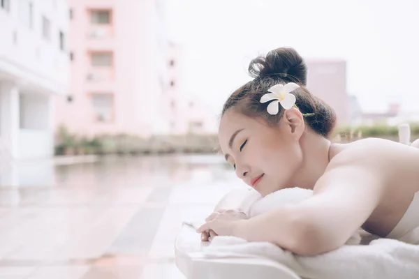 Piękna Kobieta Azjatyckich Relaksujący Ręka Masażu Centrum Spa Młoda Dziewczyna — Zdjęcie stockowe