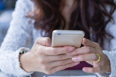 Mobil akıllı telefon kullanarak tutan eller kapatın. Teknoloji kavramı ile iş kız.