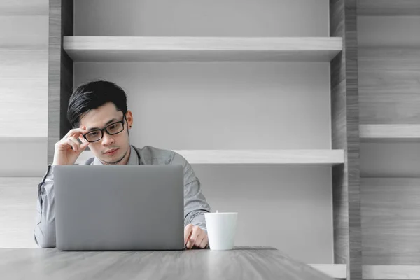 Homem Negócios Concentrado Usando Laptop Trabalhando Sala Reuniões Escritório Pela — Fotografia de Stock
