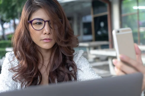 Vacker Affärskvinna Som Bär Glasögon Håller Mobiltelefonen Tar Foto Selfie — Stockfoto