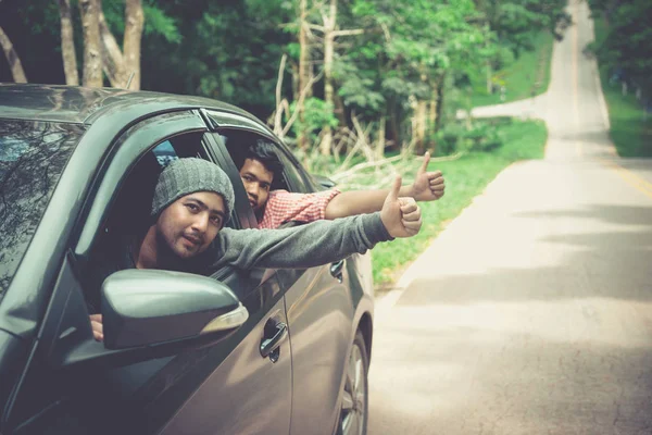 Uomini Viaggio Auto Che Salutano Fuori Dal Finestrino Sorridendo — Foto Stock