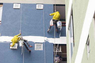 boyama duvar inşa üzerinde renk roll üzerine asılı ressamlar