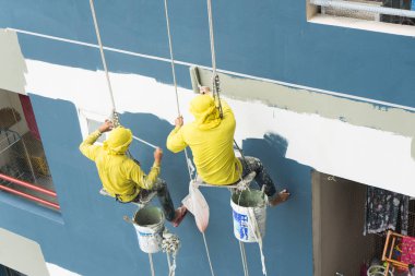roll üzerine asılı ressamlar boyama renk yüksek building.safety İnşaat Asansör halat kemer City ile wall.facade Oluşturucu işçisi ile rulo fırça, bina.