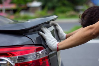 Tamirci adam kırık bir araba yolun yan görünüm aşağı iterek
