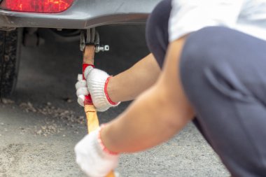 mekanik adam jointrope dize kırık aşağı araba sonra onarım tamir için garaj toplamamı mı arabada. Araç otomobil sorun konsepti.