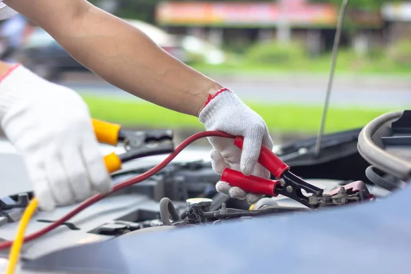 Car Mechanic Man Using Battery Jumper Cables Charge Dead Battery — Stock Photo, Image