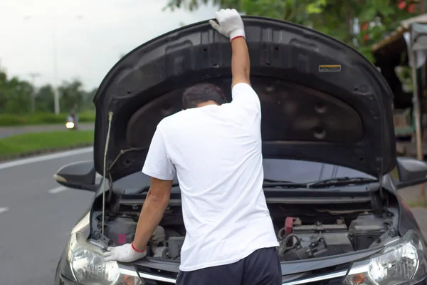 yolda bir araba arıza sorun sonra park halinde iken araba motor yağı kontrol mekanik giyen eldiven açık araba hood