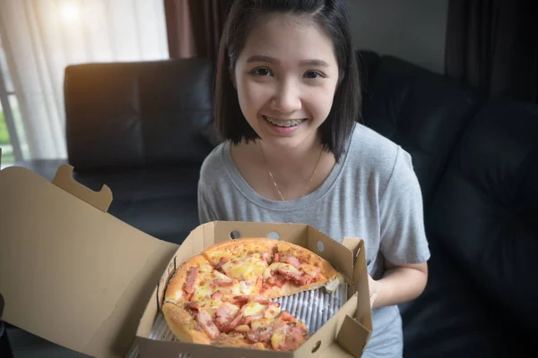 Menina Feliz Comer Pizza Casa — Fotografia de Stock