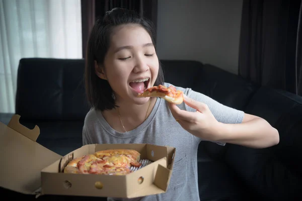 Glückliches Mädchen Das Hause Pizza Isst — Stockfoto