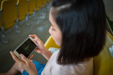 Zhuhai, Çin - 28 Eylül 2018: Genç kadın Rov smartphone online bilgisayar oyunu oynamak. Cep telefonu oyun video oyunu kullanan genç kız.