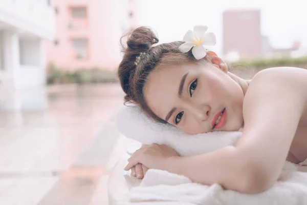 Mulher Asiática Bonita Relaxante Com Tratamento Massagem Mão Spa Beleza — Fotografia de Stock