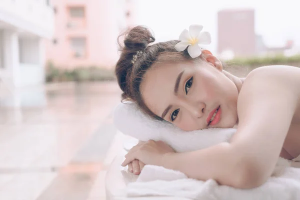 Güzel Asyalı kadın el masaj tedavisi güzellik Spa'da rahatlatıcı. Mutlu kız masaj spa salonda. Masaj Terapisi şifa tıp ve sağlık kavramı. 