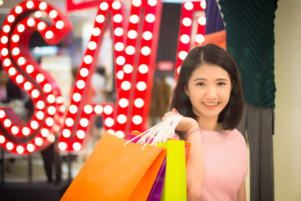 Jovem Mulher Segurando Saco Compras Moda Shopping Perto Menina Com — Fotografia de Stock