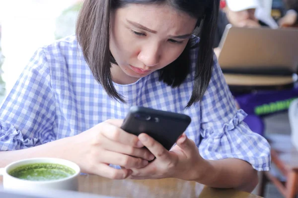 Zestresowany Kobieta Zielonej Herbaty Szklanka Latte Przy Użyciu Telefonu Komórkowego — Zdjęcie stockowe