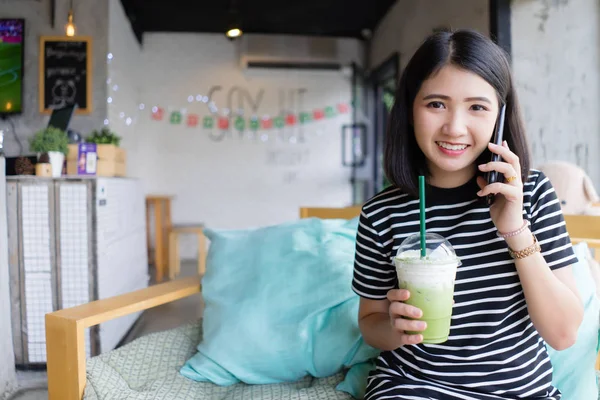 Atrakcyjna Młoda Kobieta Rozmowy Telefon Komórkowy Kawiarni Picie Zielonej Herbaty — Zdjęcie stockowe