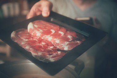 Çiğ domuz eti yemek size vermeden tutan arkadaş el. Shabu veya Sukiyaki Japonca veya Kore gıda Tayland restoran tarzı. Dostluk birlikte gıda kavramı.