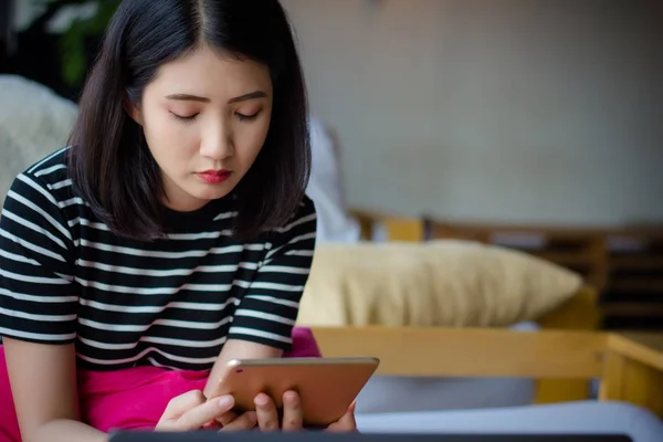 Stressato Giovane Donna Affari Professionale Utilizzando Tablet Computer Caffetteria Asiatico — Foto Stock