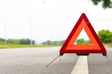 arıza üçgen road yanında duruyor