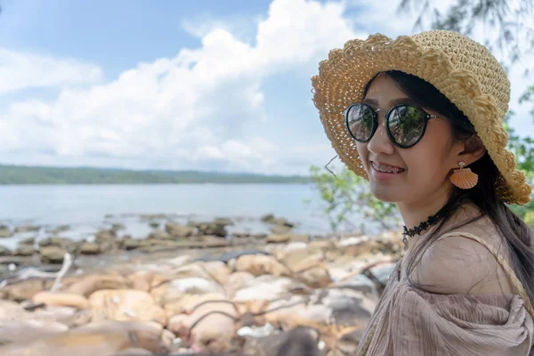 Asiatico Ragazza Sorridente Estate Pietra Mare Spiaggia Isola Tropicale — Foto Stock