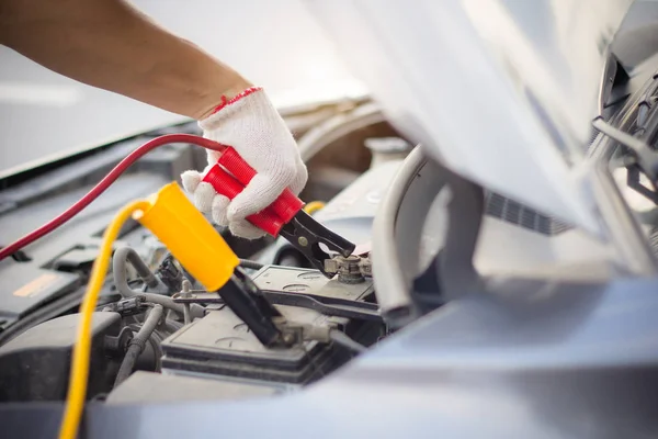 Car Mechanic Man Using Battery Jumper Cables Charge Dead Battery — Stock Photo, Image