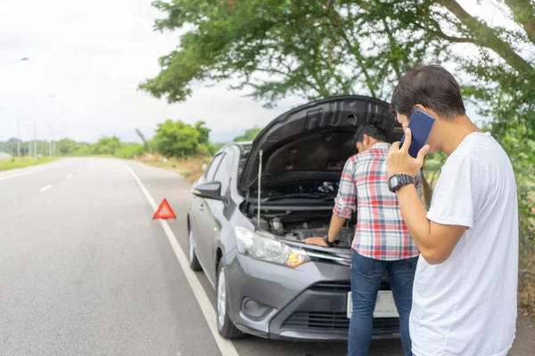 Amici Che Riparano Auto Guastate Autostrada Chiedendo Aiuto Sul Telefono — Foto Stock