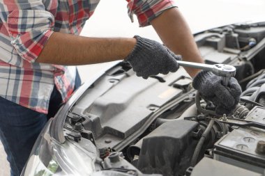 Mekanik, teknisyen bak arabanın motoru garajda. Araba Servisi, tamir, onarım, bakım atölyesinde lokma anahtar ile çalışma kontrol. Denetim araç concep
