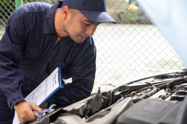 Uzman otomatik mekanik mühendis ve teknisyen araba servis istasyonunda, araba motoru makineleri kontrol ve otomatik araba teftiş Dükkanı yönetim kurulu listesinde onarın. tanılamada, onarım uzmanı, teknik bakım kavramı.