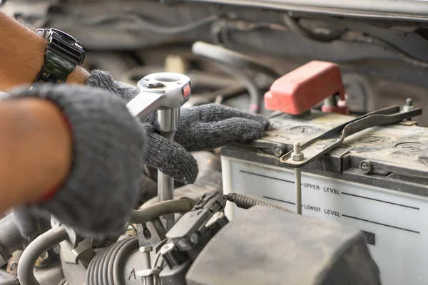 Meccanico Tecnico Controlla Motore Dell Auto Garage Servizio Auto Riparazione — Foto Stock