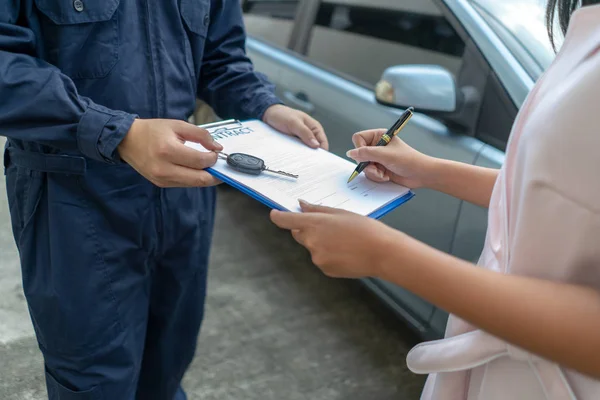 Riparatore Tecnico Dando Chiave Auto Alla Donna Officina Meccanico Riparazione — Foto Stock