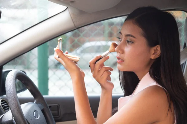 Bella Giovane Donna Seduta Auto Sul Sedile Del Conducente Guardando — Foto Stock