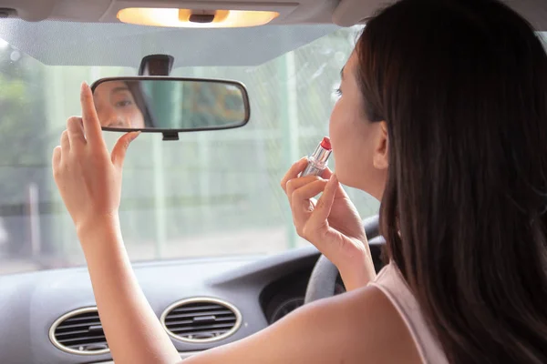 Attraente Giovane Donna Che Applica Rossetto Guardando Specchio Auto — Foto Stock