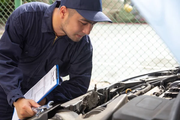 Specialist Auto Mechanic Engineers Technicians Car Service Station Checking Car — Stock Photo, Image