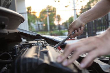 Mekanik, teknisyen adam holding anahtar araba motoru kontrol. CA