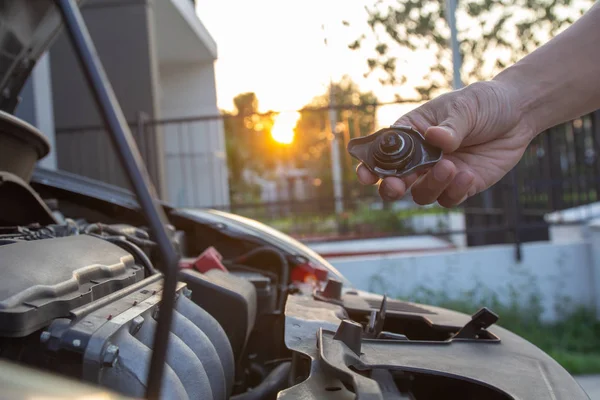 Uomo meccanico che controlla il livello dell'acqua del serbatoio del radiatore del motore dell'automobile. Tappo refrigerante per radiatore. Auto bollente problema di surriscaldamento dell'acqua, radiatore fluido servizio di assistenza auto concetto di manutenzione . — Foto Stock