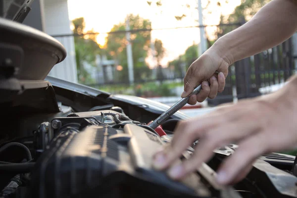 Meccanico, tecnico con chiave inglese che controlla il motore dell'auto. ca — Foto Stock