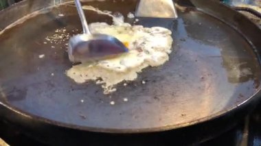 Gevrek Tay İstiridye Omlet.Pan kızarmış deniz ürünleri istiridye omlet (Hoy Tod) büyük tavada. Tayland sokak gıda gece pazarı. Gevrek kızarmış midye pancake yapma, sıcak yağda yumurta ve un kızartma ile pişirme.