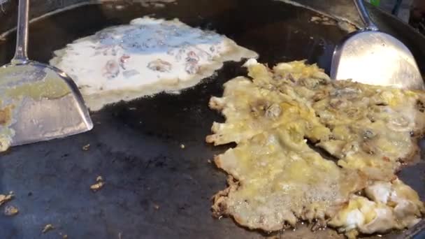 Crispy Thai Oyster Omelet Pan Жареный Омлет Морепродуктов Hoy Tod — стоковое видео