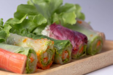 Ahşap plaka üzerinde mix sebze ile Asya Bahar rulo.