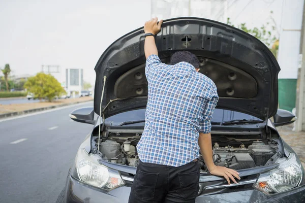 Meccanico indossa guanti cofano auto aperta controllo olio motore auto sulla strada dopo problema di guasto auto . — Foto Stock