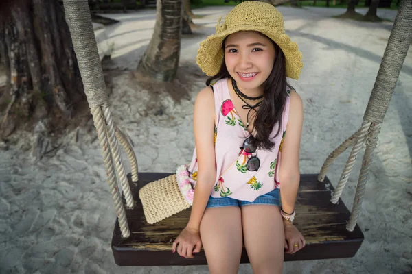 Asian Girl ze słomy kapelusz uśmiechnięty i zabawy na wakacjach. — Zdjęcie stockowe