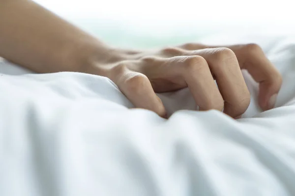 Beyaz yatakta seks orgazmı olan bir kadın eli. Sevgili evliliği aktivite yaşam tarzı zevk yakınlık anı.