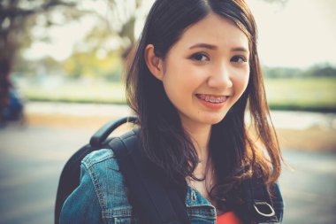 Yakın gezgin backpacker genç Asyalı kadın doğada sakız ile gülümseyen yüz gülümseme. diş etleri sorun, ağız diş bakımı kavramı geri çekilme.