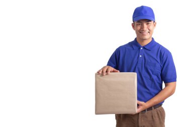 Beyaz arka planda izole edilmiş koli kutusunu tutan teslimatçı. Posta adam paketi teslim, mavi üniformalı postacı dan nakliye siparişi. Erkek servisi taşıma hediyesi.