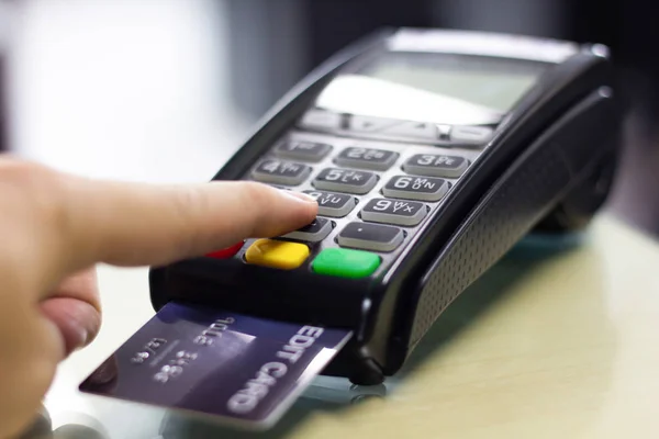 Premere a mano pin elaborato sulla macchina della carta di credito in negozio, da vicino. Pagamento con carta di credito, tramite terminale di pagamento, acquistare e vendere prodotti e servizi . — Foto Stock