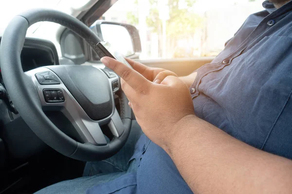 Man driver utilizzando il telefono cellulare durante la guida di auto su strada. persone mano tenendo smart phone guida auto, pericoloso concetto di incidente . — Foto Stock