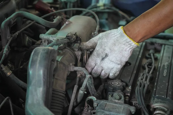 Coche mecánico de reparación en casa. Servicio de reparación. Mecánico, técnico comprobando el motor del coche. Servicio de coche, reparación, fijación, mantenimiento inspección de trabajo concepto de vehículo . —  Fotos de Stock