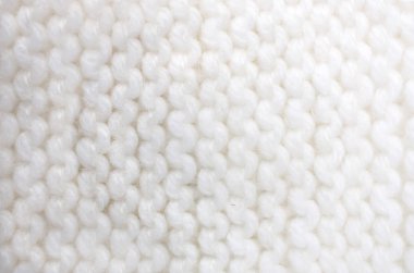 Örgü iğneleri beyaz kabarık parçacıklarından ile desen örme